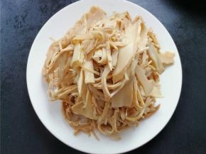 如果是干的，首先泡发笋干，泡软洗净就可，如果买的已经泡发就接着把笋干倒入高压锅中，加入点少许清水，加盖压制上气后就可以关火，自然放气后倒出来沥干备用。