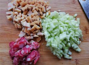 首先腊肠切片，黄瓜和鱼豆腐切丁备用。