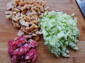 首先腊肠切片，黄瓜和鱼豆腐切丁备用。