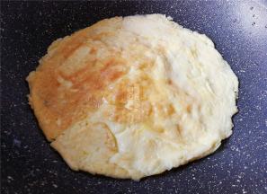 鸡蛋磕入碗中打散，锅中倒入适量油，把蛋液倒入煎制一个薄厚均匀的蛋皮盛出备用。