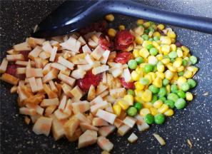 接着把玉米青豆，鱼豆腐倒入翻炒下，撒入少许盐继续翻炒。