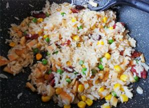 隔夜饭打散后沥干倒入锅中一起翻炒，加入生抽，番茄酱继续翻炒。