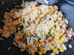 隔夜饭打散后沥干倒入锅中一起翻炒，加入生抽，番茄酱继续翻炒。