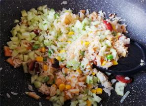 最后炒制好后，把黄瓜丁放入翻炒片刻就行，黄瓜的加入解腻清爽，口感提升百倍。