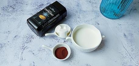 准备纯牛奶、速溶咖啡、棉花糖。