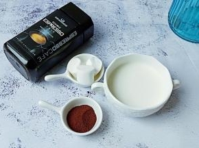 准备纯牛奶、速溶咖啡、棉花糖。