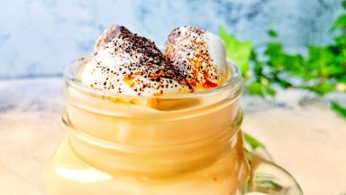 加上棉花糖，再撒一点点咖啡粉点缀一下。