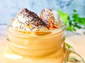 加上棉花糖，再撒一点点咖啡粉点缀一下。