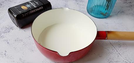 纯牛奶倒入一个大的容器，根据个人口味加一点糖，开火加热到牛奶周围冒泡关火。