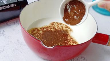 加入速溶咖啡。