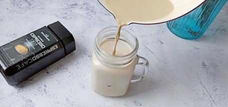 搅拌好的奶咖倒入杯子里。