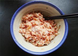 首先把猪绞肉和虾仁搅拌均匀混合好，放入少许盐继续搅拌下。