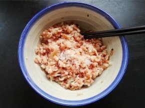 首先把猪绞肉和虾仁搅拌均匀混合好，放入少许盐继续搅拌下。