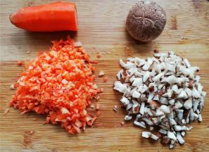 胡萝卜去皮切半根，剁成细丁，鲜香菇洗净，也切成丁备用。