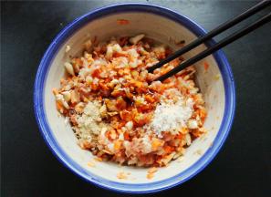 把胡萝卜丁，香菇丁倒入食材碗中，顺时针搅拌混合。接着放入料酒、生抽、蚝油、白胡椒粉、白砂糖继续搅拌出胶质。