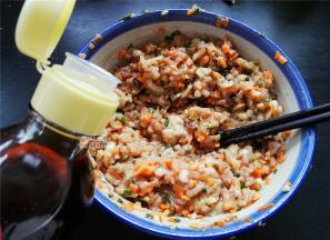 在顺时针搅拌过程中，分次加入水，共计50ML。每次加入后，充分搅拌到吸收为止，再加入水搅拌，这样肉馅的胶质会很粘稠，最后倒入香油混合下。