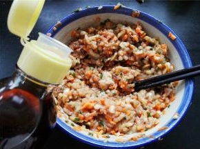 在顺时针搅拌过程中，分次加入水，共计50ML。每次加入后，充分搅拌到吸收为止，再加入水搅拌，这样肉馅的胶质会很粘稠，最后倒入香油混合下。