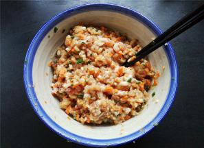 最终的肉馅，如图所示：插入筷子不轻易的倒掉。