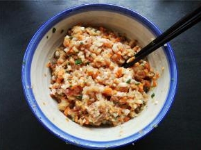最终的肉馅，如图所示：插入筷子不轻易的倒掉。