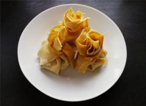 把干的豆腐皮剪出长条以便系收口，把豆腐皮对折回来，用细条豆腐皮系住收口。