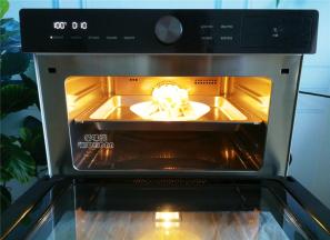 把食材碗放入蒸烤箱中层，水盒装入水，点鲜嫩纯蒸，100度，时间10分钟。