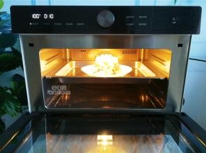 把食材碗放入蒸烤箱中层，水盒装入水，点鲜嫩纯蒸，100度，时间10分钟。