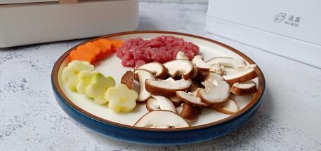 西葫芦与胡萝卜可以用模具印出花纹、香菇切片、牛肉横着切丝。