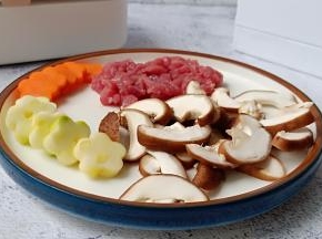 西葫芦与胡萝卜可以用模具印出花纹、香菇切片、牛肉横着切丝。