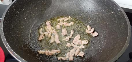 锅里加油，大火爆香牛肉丝之变色。