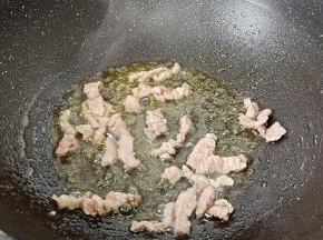 锅里加油，大火爆香牛肉丝之变色。