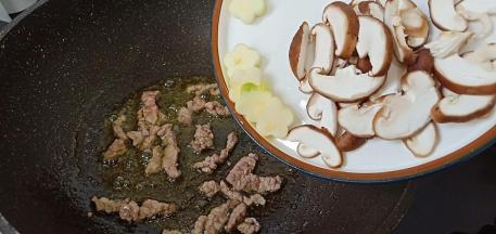 此时加入香菇快速翻炒。