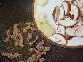 此时加入香菇快速翻炒。