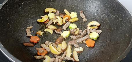 胡萝卜与西葫芦也一起翻炒。