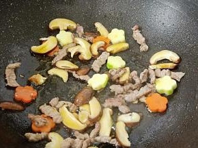 胡萝卜与西葫芦也一起翻炒。