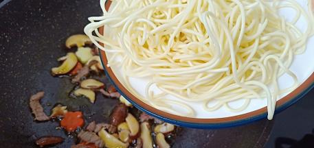 加入现成买的面条【炒面的面条都是店家提前煮熟加食用油拌好的】