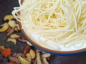 加入现成买的面条【炒面的面条都是店家提前煮熟加食用油拌好的】