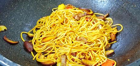 快速把生抽跟面条融合在一起，让每根面条都裹上颜色。