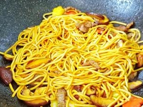 快速把生抽跟面条融合在一起，让每根面条都裹上颜色。