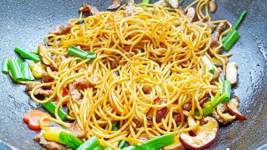 最后撒一把香葱段提香。