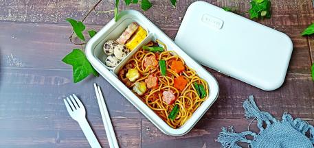 这是一个人的量，家里人多可以翻倍。因为中午要外出工作，所以带上自己的爱心炒面放到饭盒。