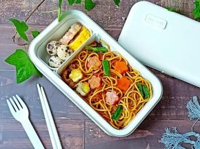 这是一个人的量，家里人多可以翻倍。因为中午要外出工作，所以带上自己的爱心炒面放到饭盒。