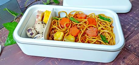 怕不够吃还放了几个煮熟的鹌鹑蛋跟玉米一起放在饭盒