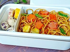 怕不够吃还放了几个煮熟的鹌鹑蛋跟玉米一起放在饭盒