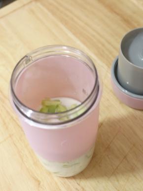 黄瓜皮切块，扔进东菱无线果汁机中，倒入牛奶和糖。