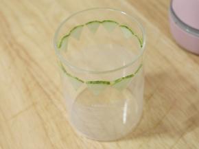 杯子里我是用切片的黄瓜片做装饰的。