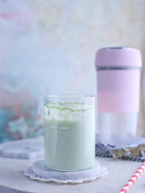 30秒之后，清清爽爽的黄瓜奶昔就做好啦。