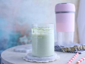 黄瓜的味道淡淡的，榨汁的话，很清爽的口感，特别适合夏天。