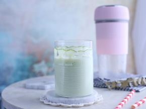 黄瓜的味道淡淡的，榨汁的话，很清爽的口感，特别适合夏天。