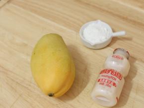 材料：芒果1个、益力多1瓶、糖适量（视芒果的甜度添加）