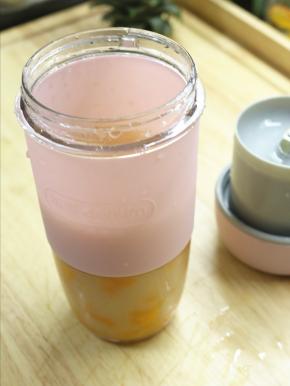 芒果去皮切块，扔进东菱无线果汁机中，倒入益力多。